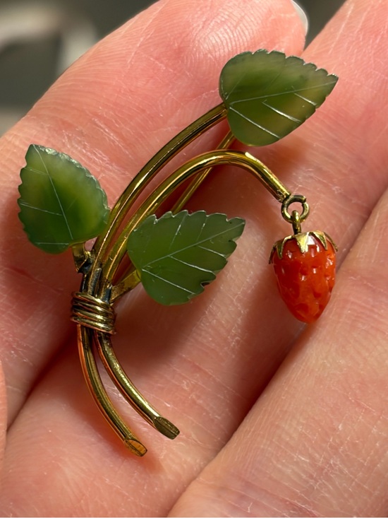 Antique Jewelry - Coral Strawberry & Jade Leaf WRE 1/20 12K Gold Filled Brooch Vintage/Antique